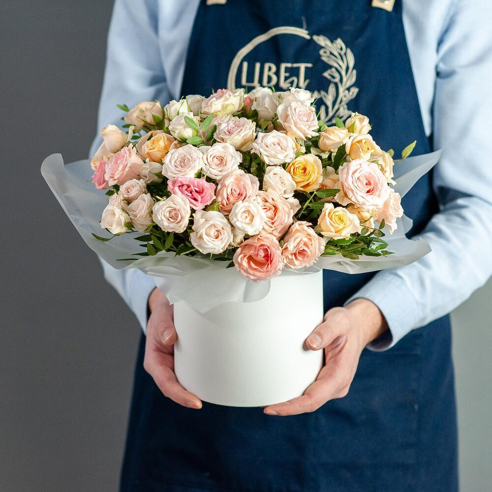 Кустовая роза в шляпной коробке Размер М