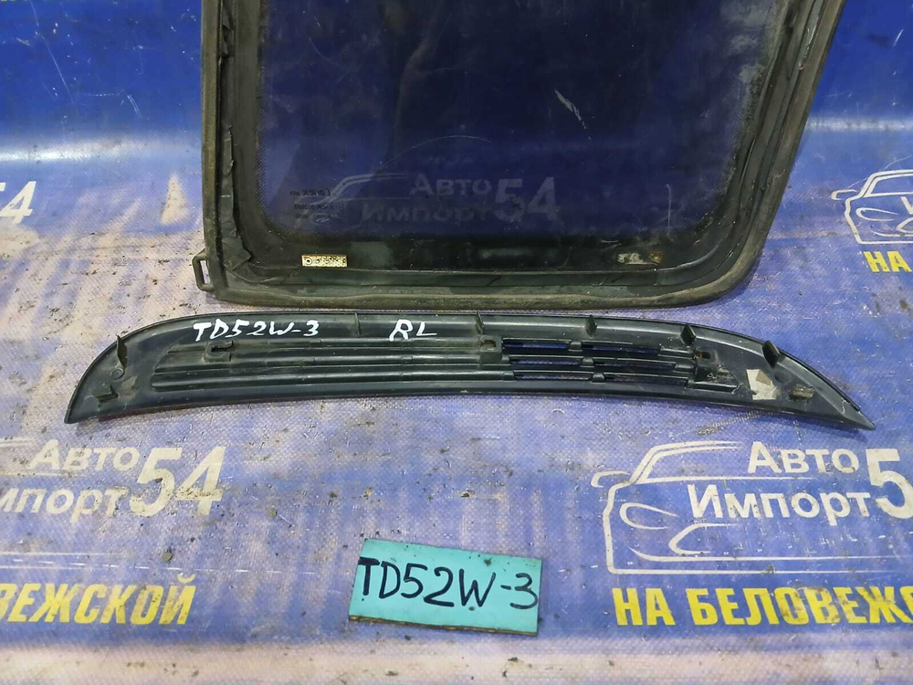 Стекло багажника левое SUZUKI ESCUDO 2000