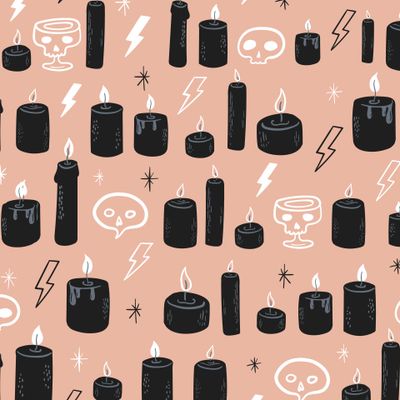 Магические свечи с черепами на розовом фоне