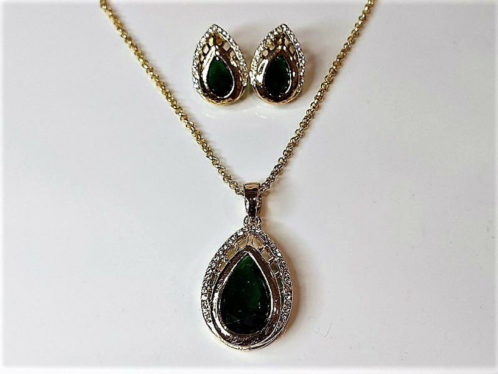 Комплект бижутерии. Набор подвеска с серьгами "Артемида" с синтетическим изумрудом.