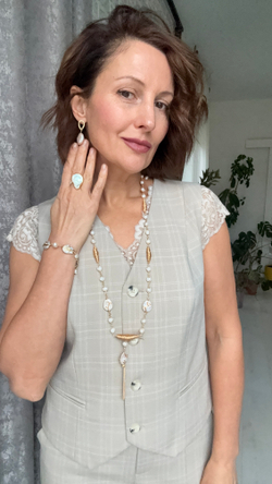 Колье из натурального жемчуга в ажурной золотой оправе с кисточкой