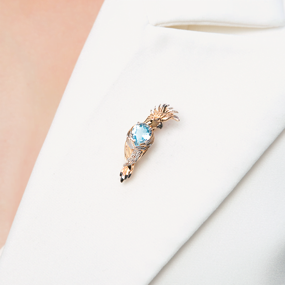 Брошь «Попугай» из красного золота c топазом и натуральными топазами white Артикул: 04-0229-00-201-1110-57