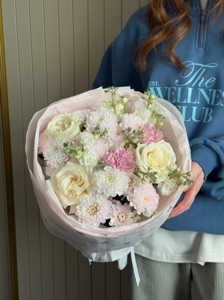 Букет из хризантемы, маттиолы, диантусов и одноголовых роз