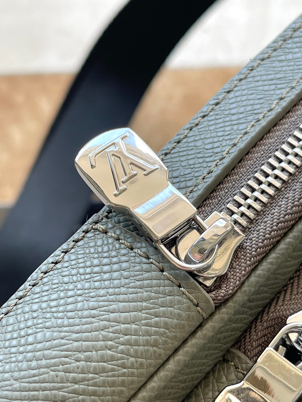 Louis Vuitton Avenue Slingbag NM