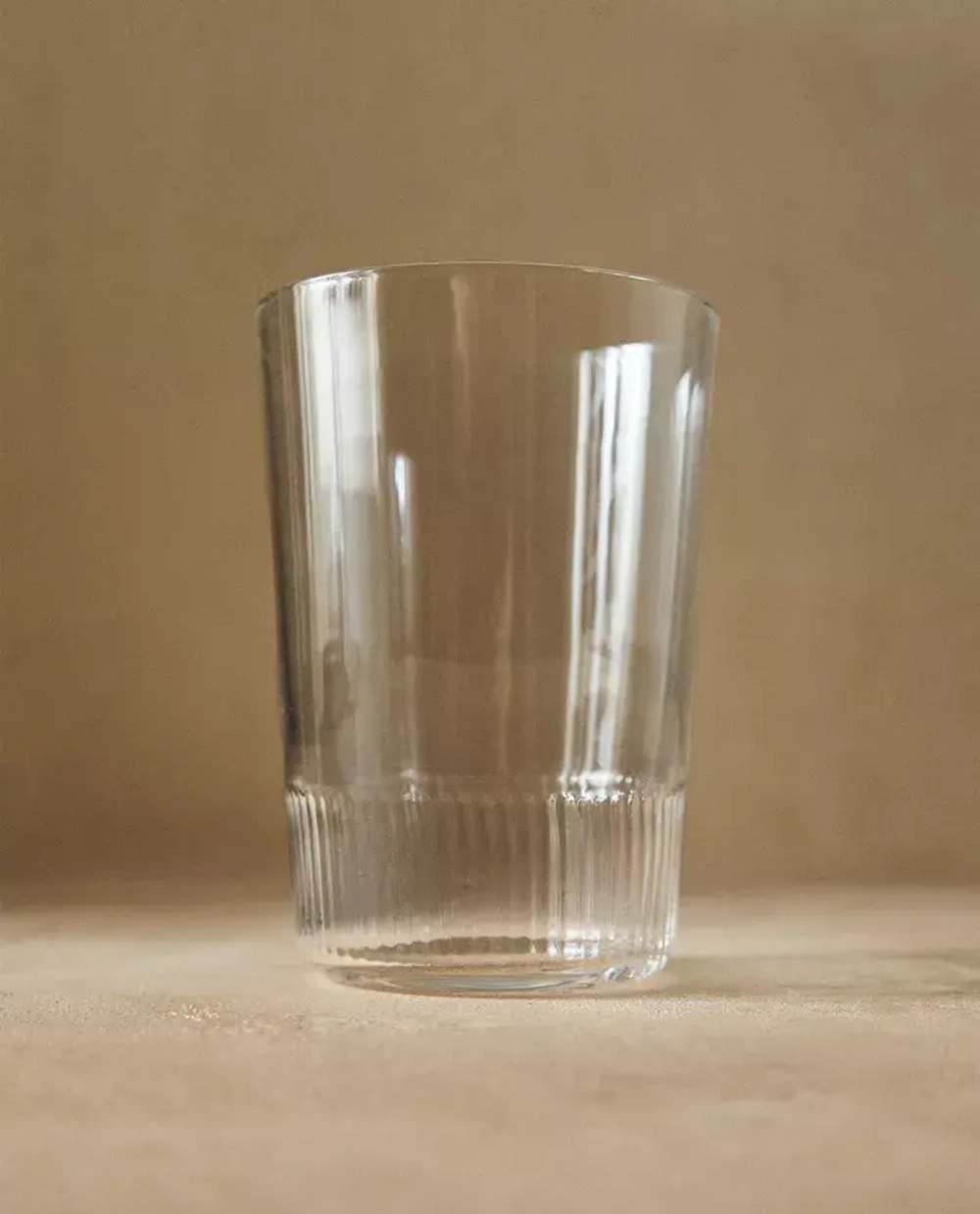 ZARA HOME СТЕКЛЯННЫЙ СТАКАН ДЛЯ ПРОХЛАДИТЕЛЬНЫХ НАПИТКОВ С ЧЕКАНКОЙ, ПРОЗРАЧНЫЙ