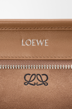 Loewe Маленькая сумка Amazona 180 из мягкой телячьей кожи, мокко