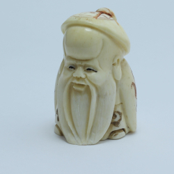 Нэцкэ Шоусин в круглом головном уборе