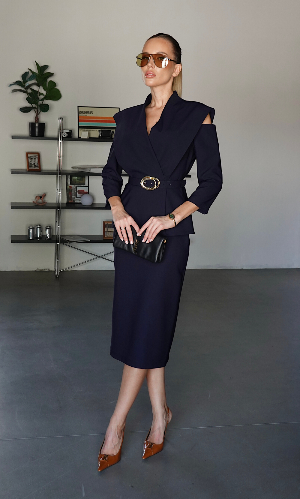 Платье с баской и открытыми плечами