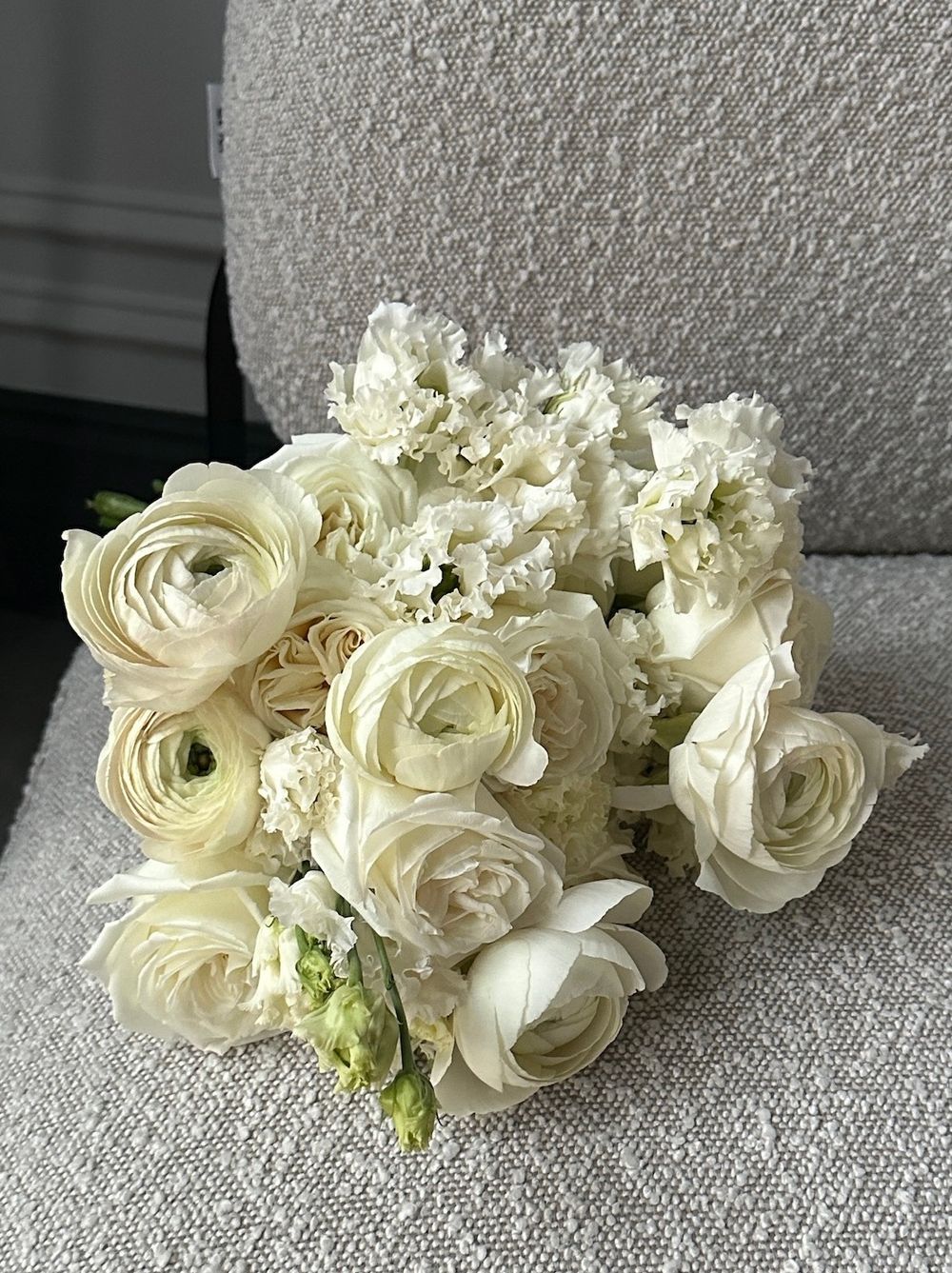 Свадебный букет из ранункулюсов, лизиантуса и одноголовых роз