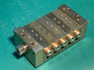 Распределитель смазки на 10 портов 4 отверстия (большой)