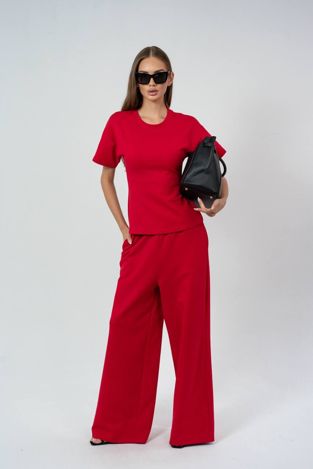 Костюм из прямых брюк на резинке и футболки X-силуэта