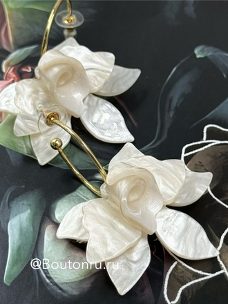 Серьги полукольца золотистые с белыми (перламутровыми) цветами