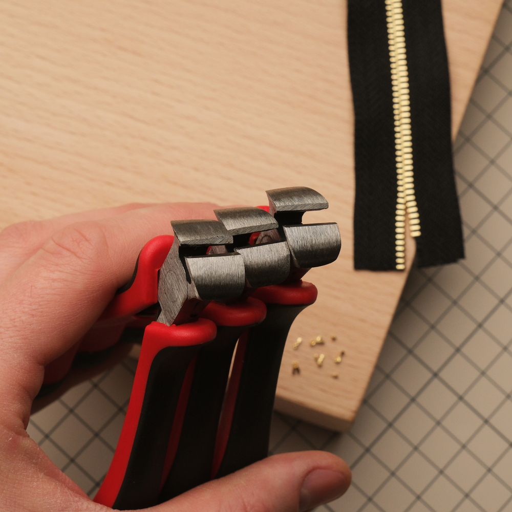 Инструмент для снятия зубьев с молнии