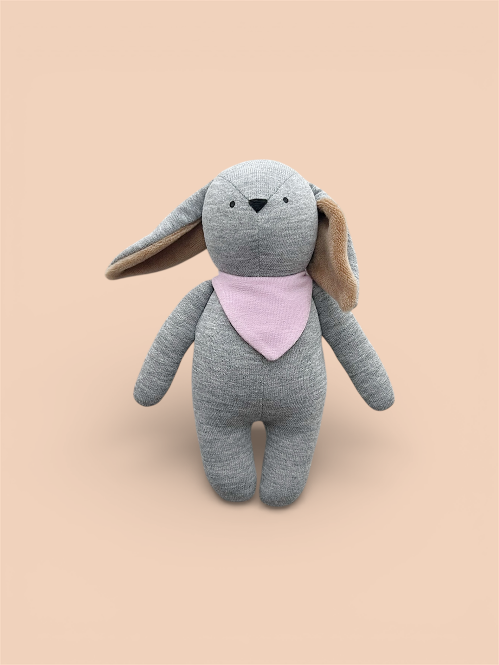 Зайчик серого цвета с бежевыми ушками