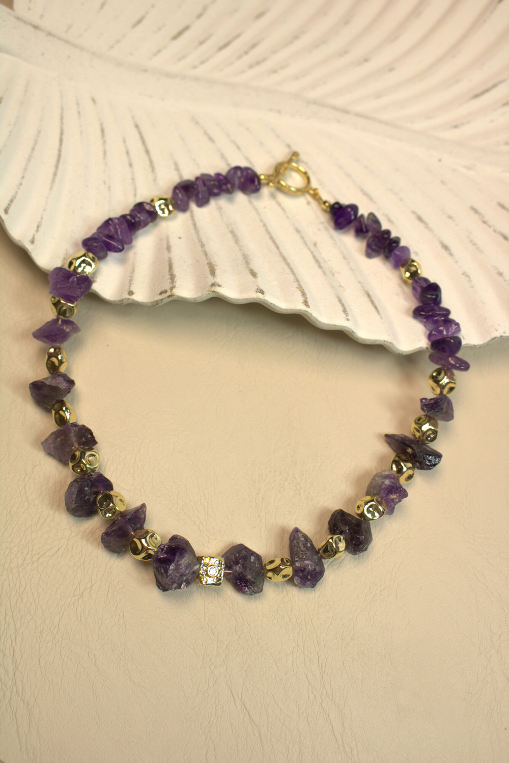 Колье-чокер из необработанного аметиста "Золотая сирень"