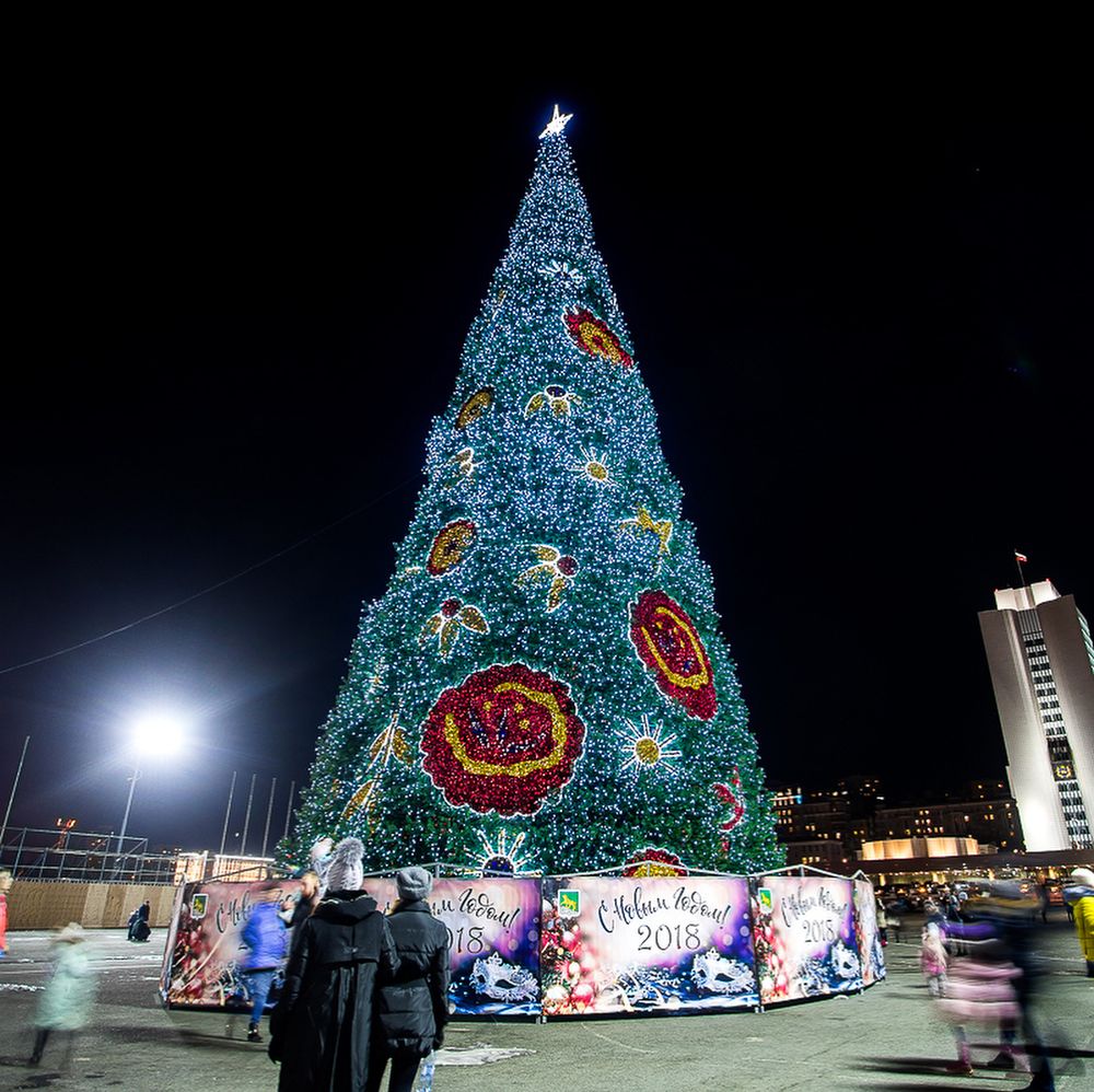 Светодинамическая елка каркасная - встроенная гирлянда: холодный свет - "Уральская" 22 м