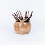 Вязальные крючки (17 шт) из разных пород древесины в комплекте с клубочницей. KN10