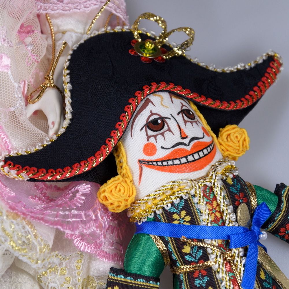 Кукла Маша с щелкунчиком