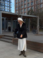 Берет в горошек молочный