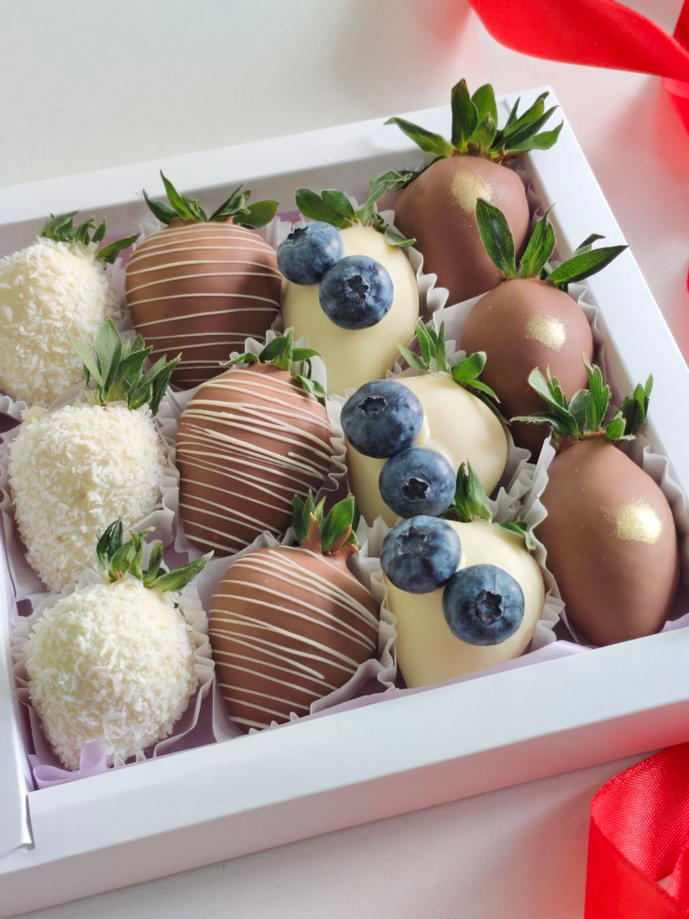 Клубника в шоколаде с декором из голубики