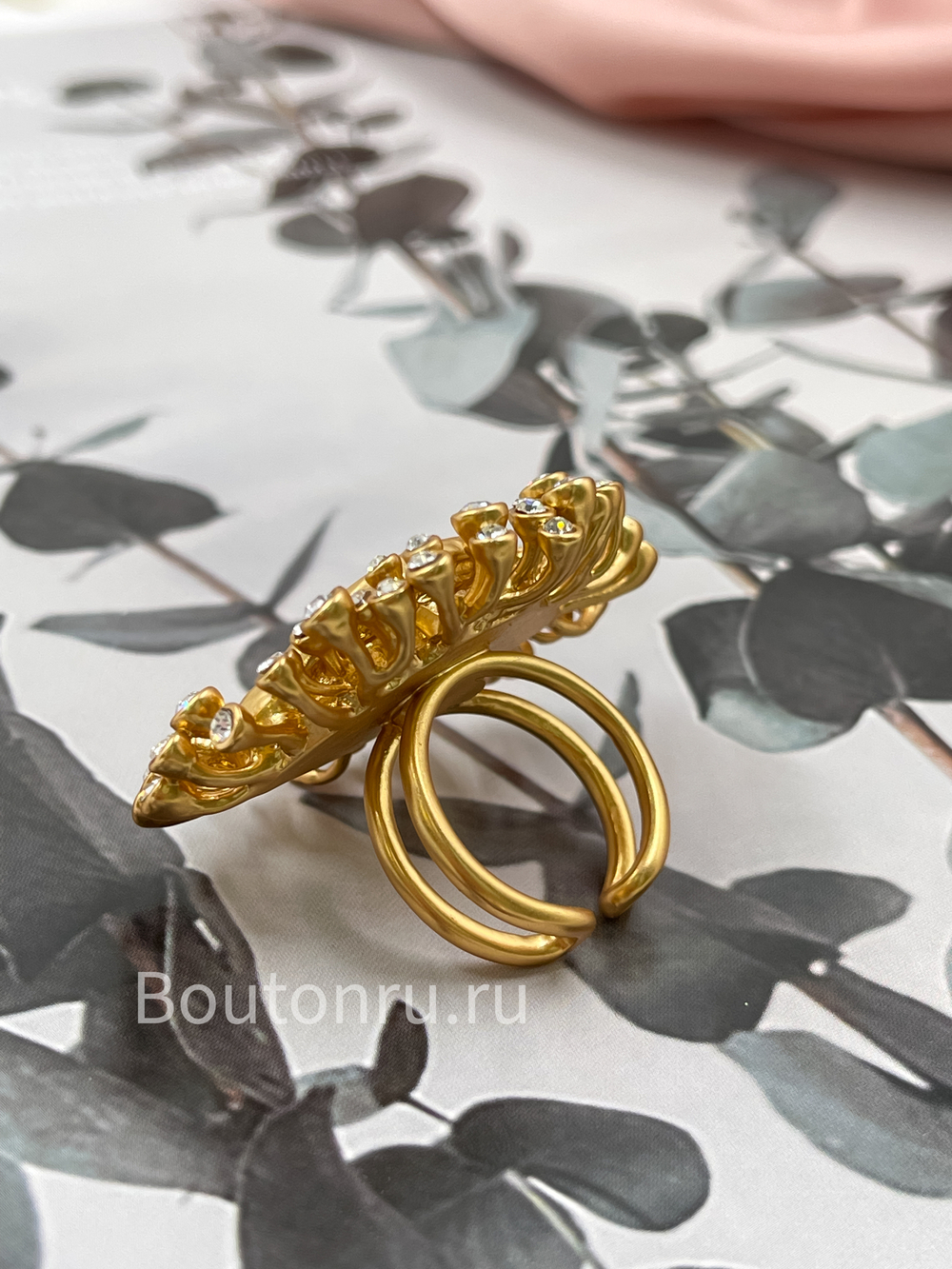 Кольцо Скиапар. крупное золотистое в форме глаза со стразами