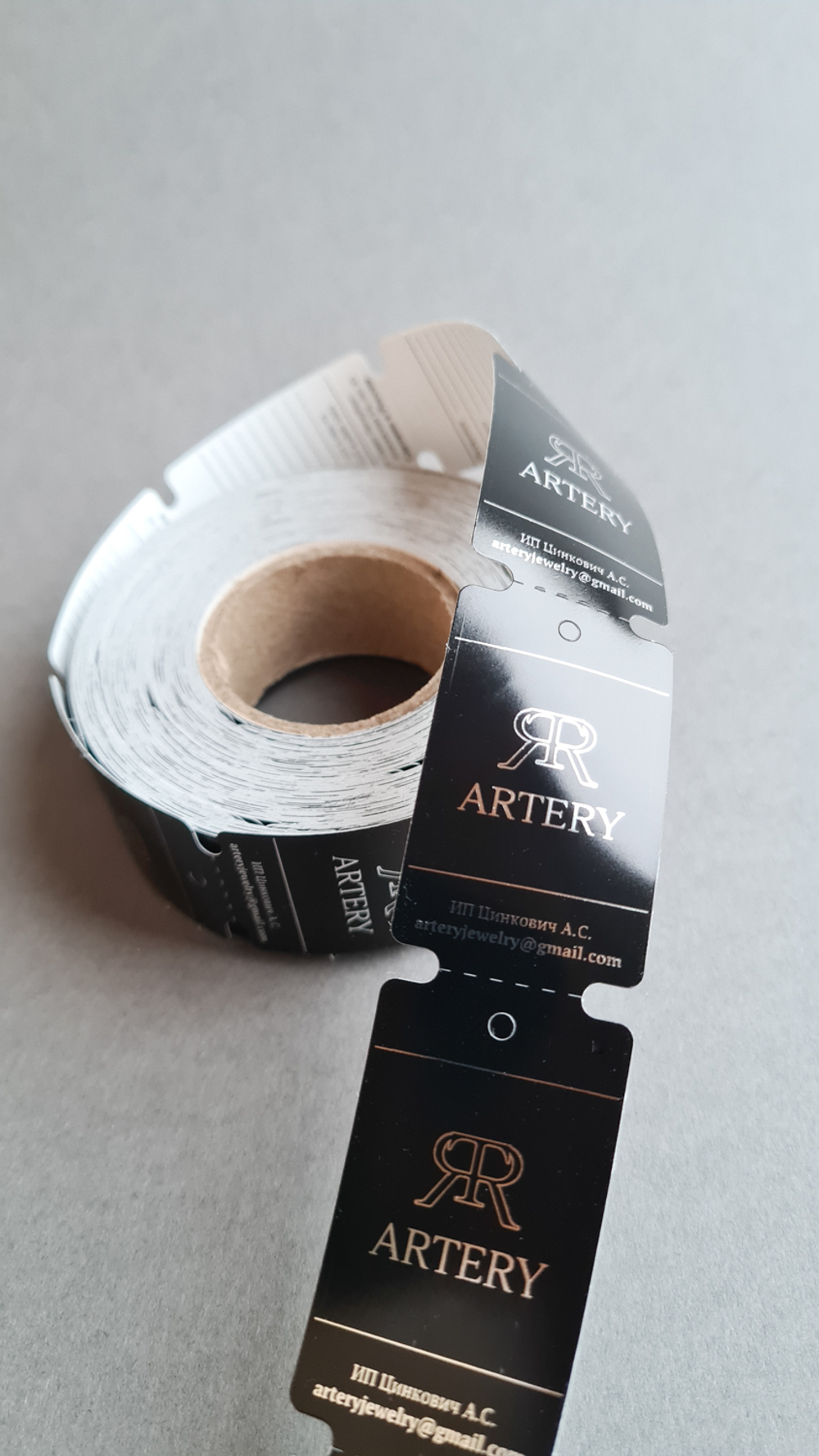 Печать серебряным цветом на черных бирках 30*50,8