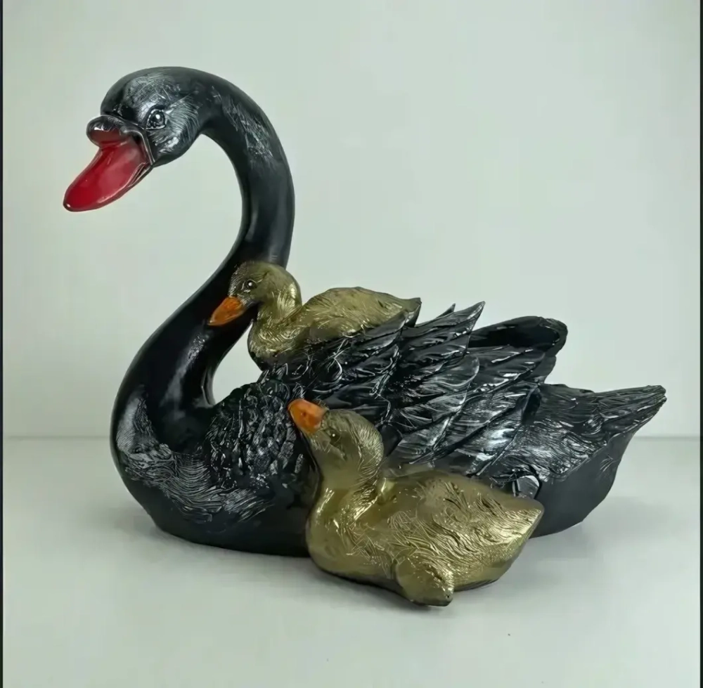 Фигура из гипса «Лебедь с детками» 32*26 смчерный