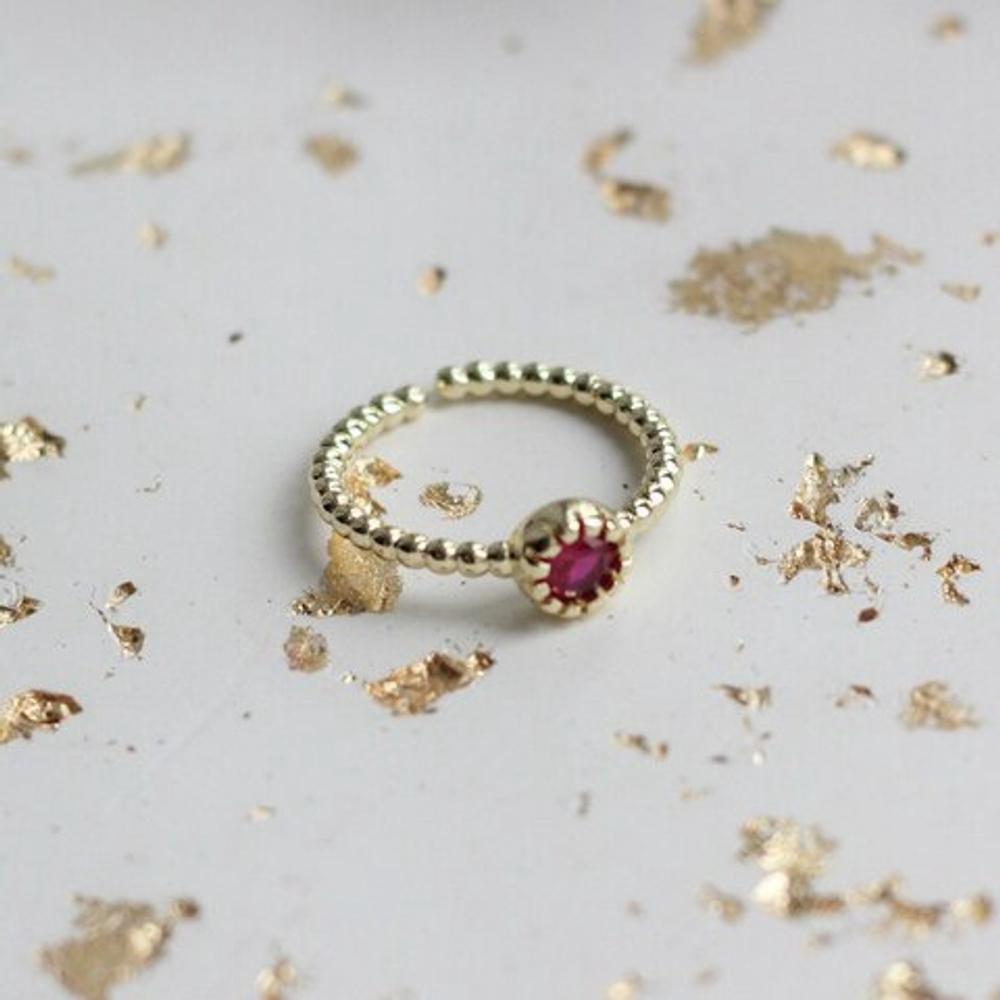 Д074-кз Кольцо с круглым фианитом рубинового цвета, позолота