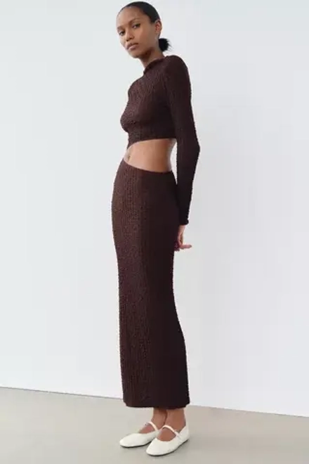 ZARA ПЛАТЬЕ ИЗ РЕЛЬЕФНОЙ ТКАНИ С ВЫРЕЗОМ, КОРИЧНЕВЫЙ