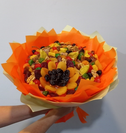Съедобный букет с орехами и сухофруктами