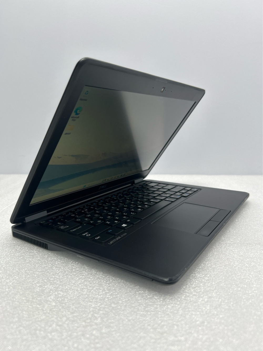 Ультрабук Dell Latitude E7250 [7250-7881] 12.5"/Intel Core i5 5300U/RAM 4 GB/SSD 128 GB/Intel HD Graphics 5500/1366?768/WXGA/Windows 7/Подсветка кл-ры: нет/черный. Состояние: C2
