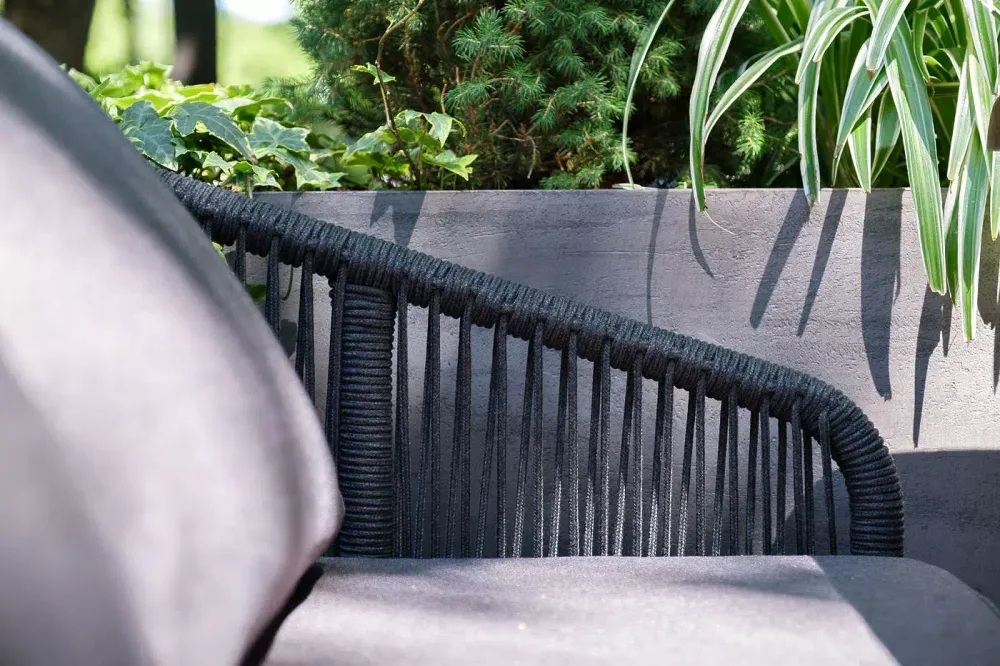 "Канны" диван 2-местный плетеный из роупа, каркас алюминий темно-серый (RAL7024) муар, роуп темно-серый круглый, ткань темно-серая 027