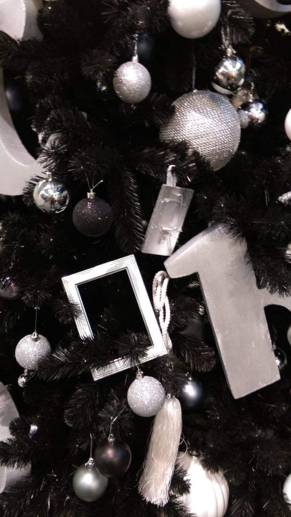 Искусственная черная елка «Чёрная жемчужина» 210 см / 2.1 м