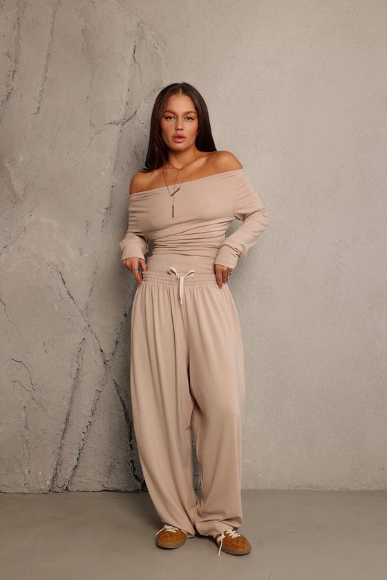 Лонгслив с открытым плечом из тонкого трикотажа