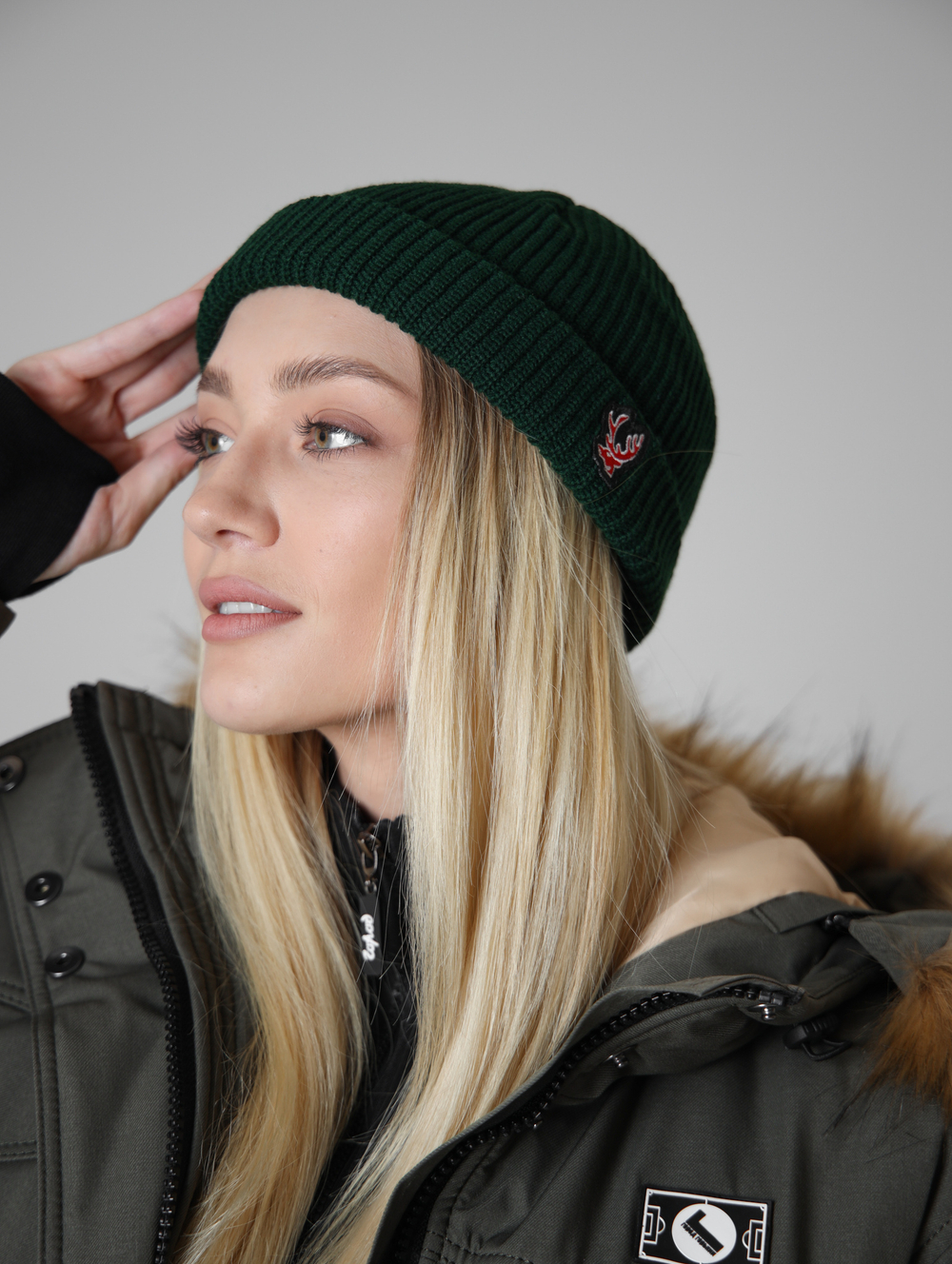 Шапка короткая зеленая Город Горький олень красный