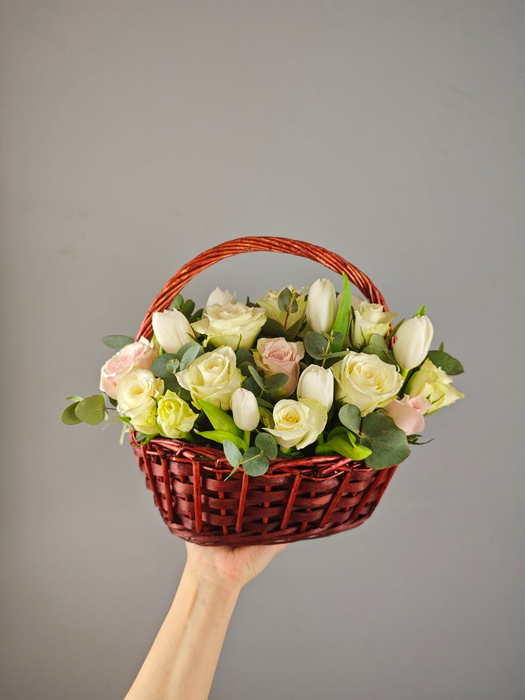 Композиция с розами в корзине