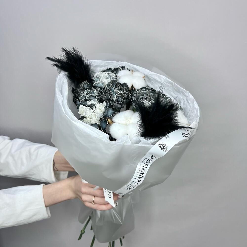 «Black swan» букет с диантусами , хлопком в стильной упаковке