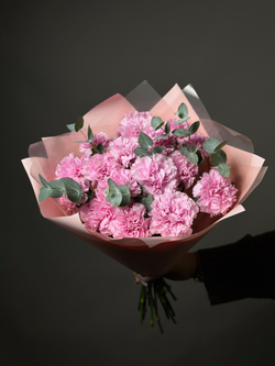 Букет гвоздик с эвкалиптом