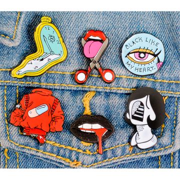 Пин на рюкзак и одежду. Язык