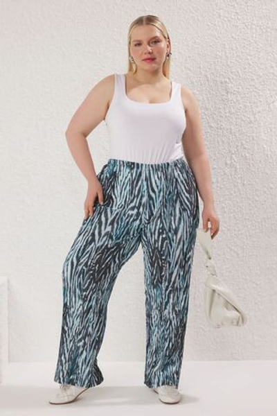 Темно-синие трикотажные брюки больших размеров с широкими штанинами и плиссированным рисунком TBBSS25AR00024