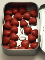 Медальон с гравировкой «Любовь никогда не перестает»