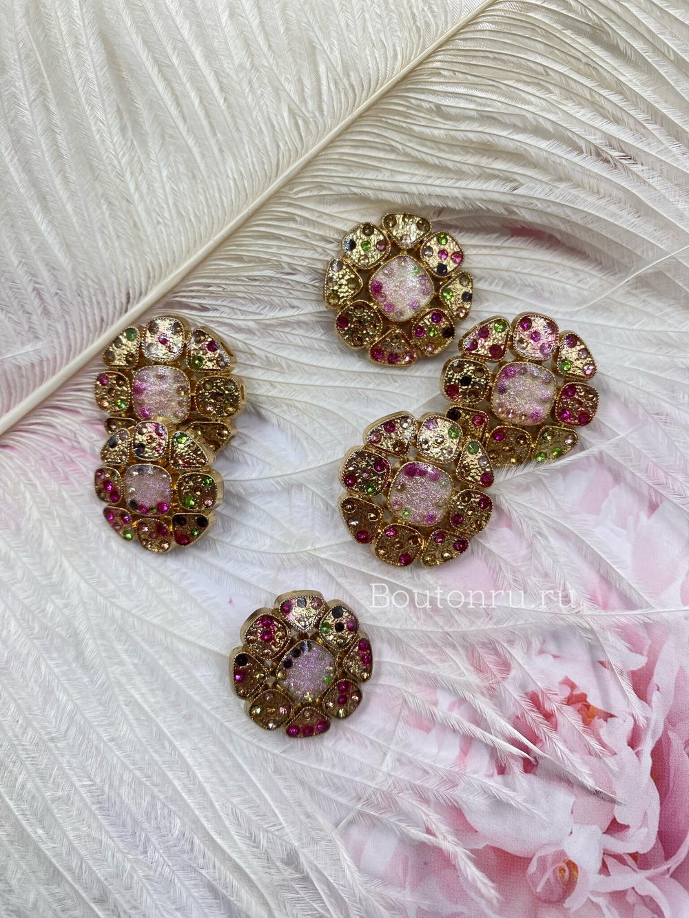 Пуговицы в золотистом металле с разноцветными стразами и розовой эмалью