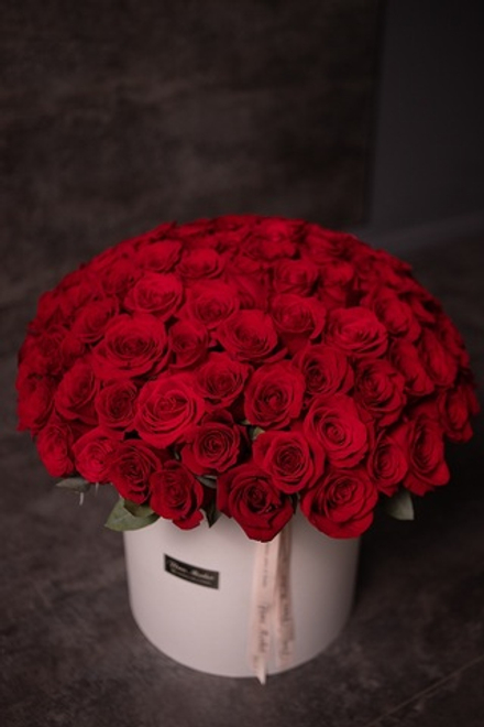 101 красная роза и эвкалипт в эффектной шляпной коробке