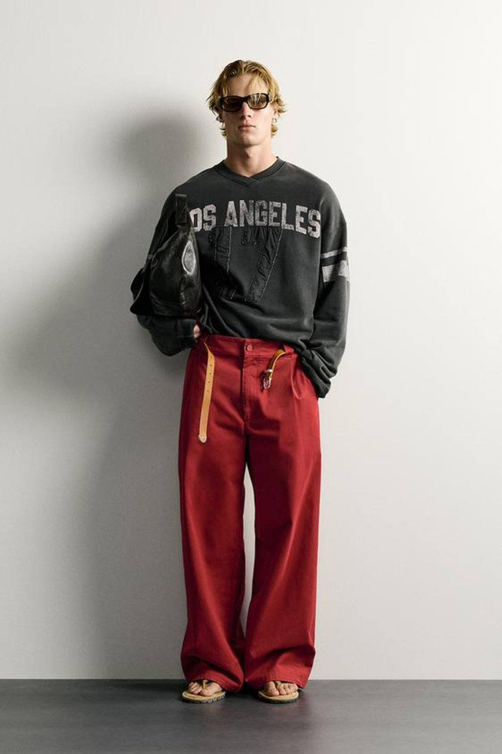 ZARA УКОРОЧЕННАЯ ТОЛСТОВКА С НАШИВКАМИ И ЭФФЕКТОМ ВИНТАЖА, ЧЕРНЫЙ