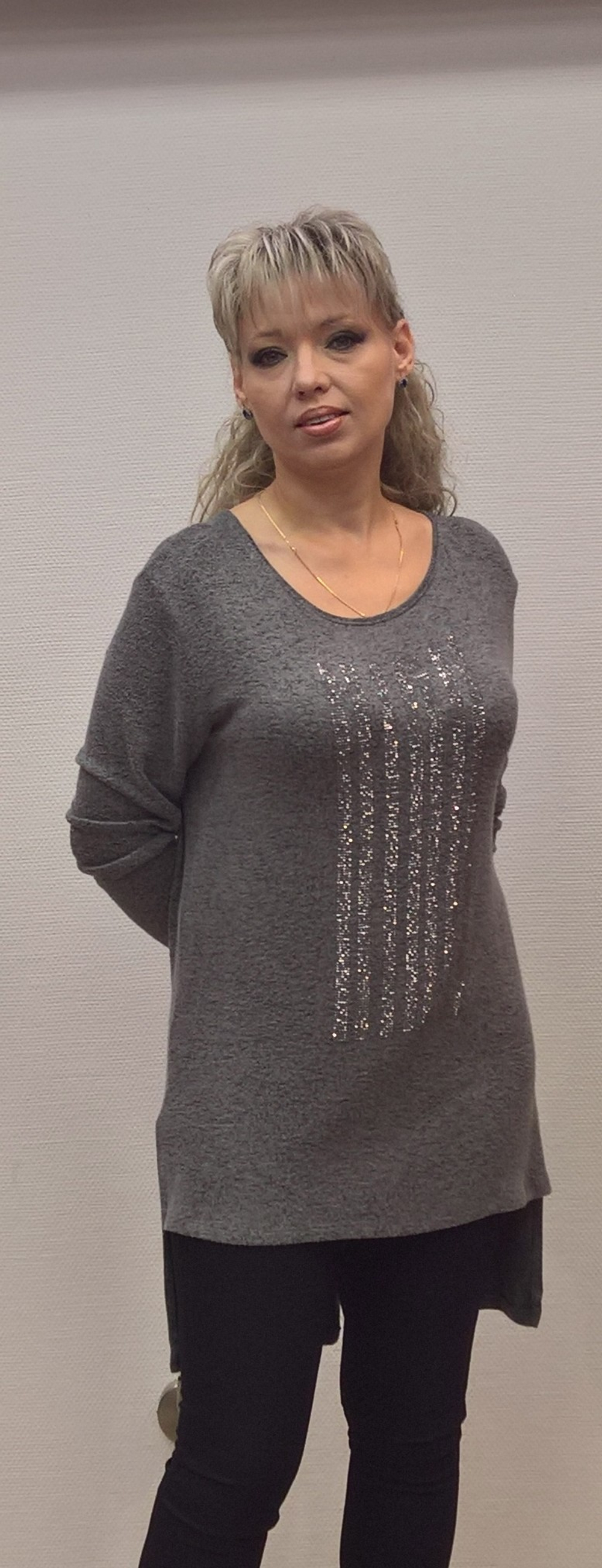 Серая трикотажная туника со стразами