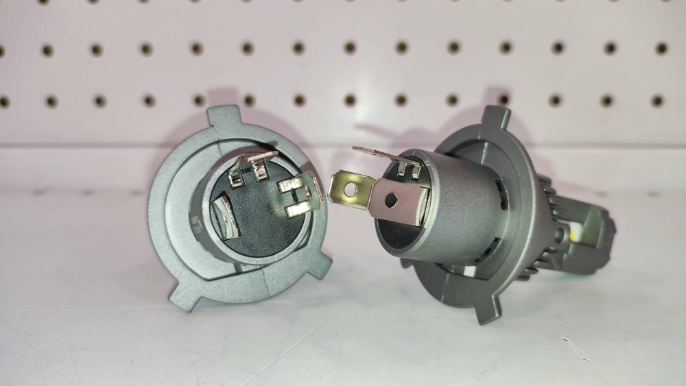 H4 / Комплект светодиодных ламп E4S LED BULB 5500K (2 шт./ комплект) ...