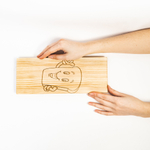 Деревянная разделочная доска из древесины сибирского кедра для хлеба с гравировкой "Забавный хлебушек" RD31