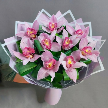 Букет из 9 розовых орхидей с зеленью