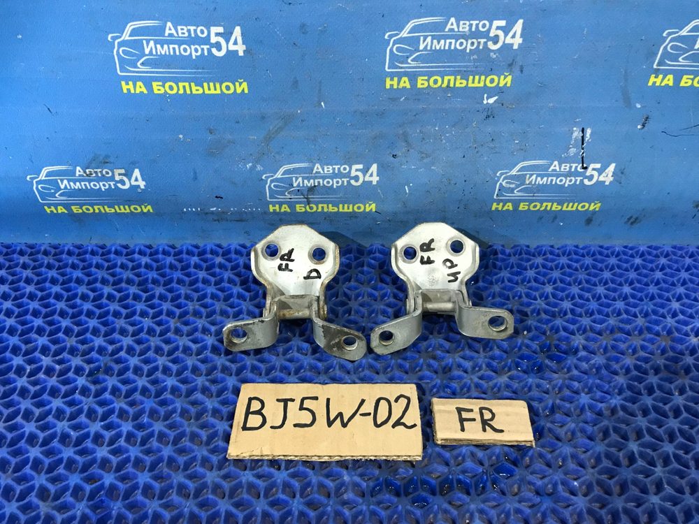 Петля двери передней правой MAZDA FAMILIA 2001