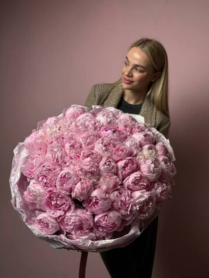 Букет пионов в упаковке